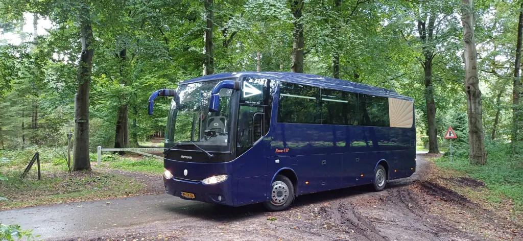 Grote blauwe rouwbus